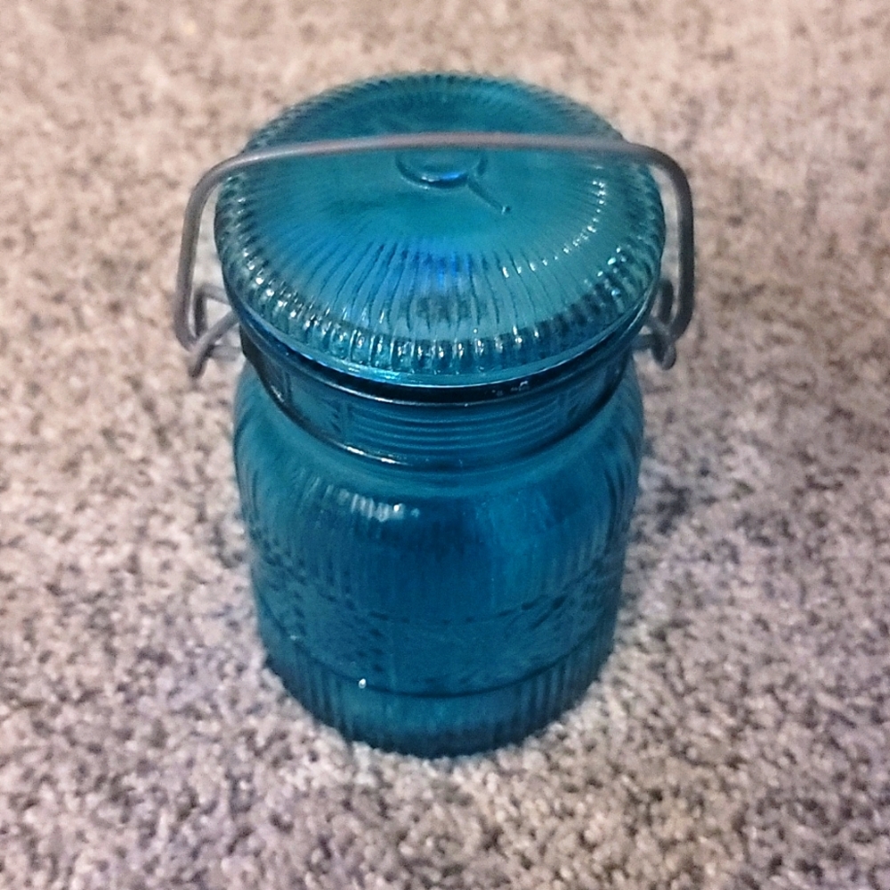 AVON VINTAGE Blue jar